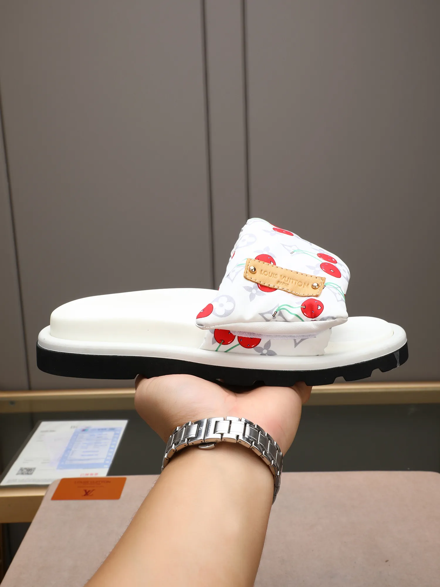 PP360 [LOUIS VUITTON] Louis Vuitton, LV printing, men's and women's slippers are on the market. The drawer box packaging comes with a cloth bag and a card. The upper pattern looks very soft and waxy, and it is a super versatile leg slimming tool. Fabric: imported denim/canvas/old fabric, LV hardware LOGO, official website pattern printing, comfortable to wear, feet: high-elastic PU water table. Sole: foam sole, heel height: about 5cm. Code number: 35-46, 35, 45, 46 are custom-made and non-returnable. Color: multiple colors and styles available.